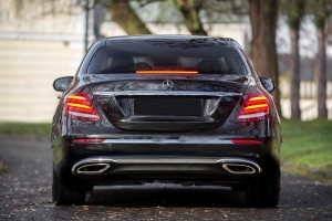 MERCEDES E-CLASS W213 2016-2020 PRZED FACELIFTINGIEM OZDOBNA LISTWA TYLNYCH ŚWIATEŁ PRZECIWMGIELNYCH