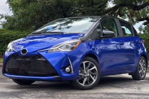 TOYOTA YARIS III HATCHBACK 2011-2019 LAMPA PRZECIWMGIELNA PRZEDNIA LEWA 8122002110