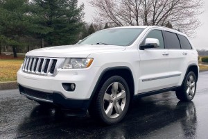 JEEP GRAND CHEROKEE IV WK2 2010-2014 PRZED LIFTINGIEM ZDERZAK PRZEDNI GÓRNY BEZ PDC ZE SPRYSKIWACZAMI 68078269AB