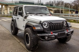 JEEP WRANGLER JL 2018+ ZAMKNIĘCIE BOCZNE MASKI NA KLUCZYK 68240952AD