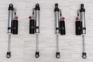 JEEP WRANGLER JK 2007-2018 AMORTYZATORY REGULOWANE ZE ZBIORNIKIEM LIFT 2,5" KOMPLET 4SZT.