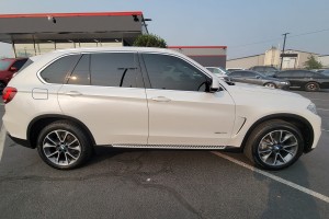 BMW-X5-F15-2013-2018-LISTWA-PRZEDNIEGO-PRAWEGO-BLOTNIKA-51777294374 (1).jpg