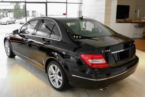 MERCEDES C-CLASS W204 2011-2014 PO FACELIFTINGU LISTWA TYLNEGO ZDERZAKA ŚRODKOWA A2048853121