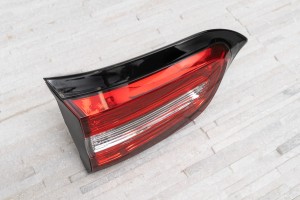 JEEP CHEROKEE V KL 2014-2018 PRZED LIFTINGIEM LAMPA LED W KLAPĘ BAGAŻNIKA LEWA 68330345AA