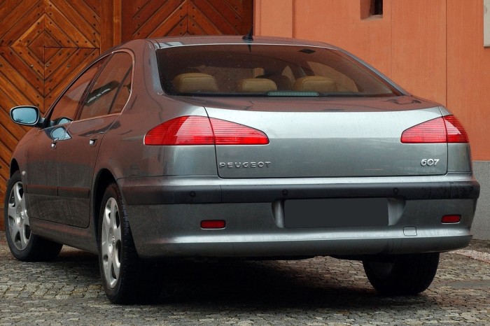 PEUGEOT 607 1999-2010 KAMERA COFANIA Z LAMPĄ