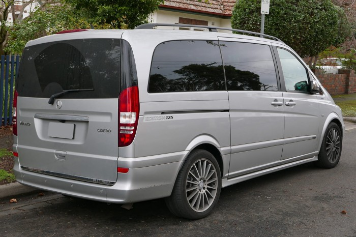 MERCEDES VITO / VIANO W639 2003-2014 KAMERA COFANIA Z LAMPĄ