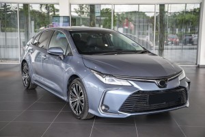 TOYOTA COROLLA XII E21 2019+ SEDAN KRATKA ZAŚLEPKA PRZEDNIEJ LAMPY PRZECIWMGIELNEJ LEWA 8148202A70