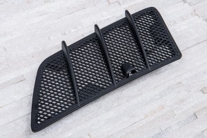MERCEDES ML W164 2005-2011 KRATKA WLOTU POWIETRZA MASKI LEWA 1648804305