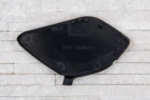 BMW SERIA 7 G11 / G12 2015-2019 PRZED FACELIFTINGIEM ZAŚLEPKA PRZEDNIEGO ZDERZAKA HAKA HOLOWNICZEGO PRAWA A51137361220