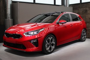 KIA CEED III CD 2018-2021 PRZED FACELIFTINGIEM LAMPA PRZECIWMGIELNA PRZEDNIA LEWA 92201J7000