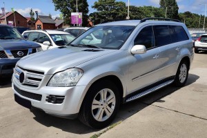 MERCEDES GL X164 2006-2009 PRZED FACELIFTINGIEM RAMKA LAMPY PRZECIWMGIELNEJ KRATKA PRZEDNIEGO ZDERZAKA LEWA A1648855523