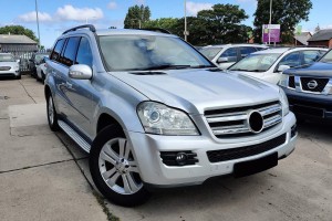 MERCEDES GL X164 2006-2009 PRZED FACELIFTINGIEM RAMKA LAMPY PRZECIWMGIELNEJ KRATKA PRZEDNIEGO ZDERZAKA LEWA A1648855523