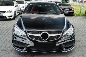 MERCEDES E-CLASS C207 COUPE 2014-2017 PO FACELIFTINGU CZARNA LISTWA PRZEDNIEGO ZDERZAKA ŚRODKOWA A2078850974