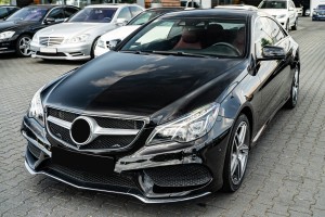 MERCEDES E-CLASS C207 COUPE 2014-2017 PO FACELIFTINGU CZARNA LISTWA PRZEDNIEGO ZDERZAKA ŚRODKOWA A2078850974