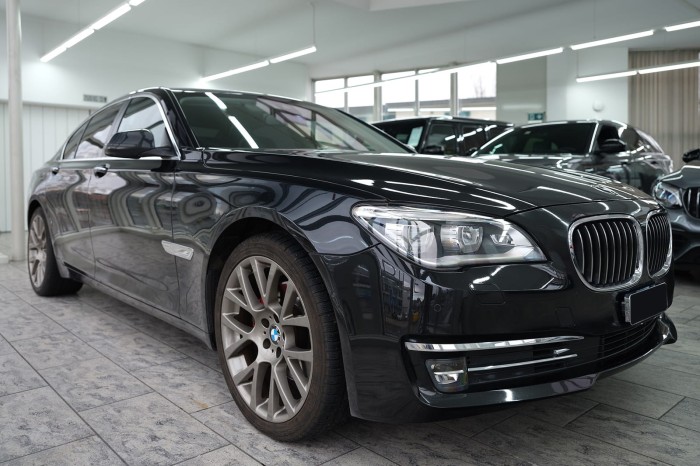 BMW SERIA 7 F01N 2013-2015 PO FACELIFTINGU CHROMOWANA LISTWA PRZEDNIEGO ZDERZAKA PRAWA 51117295272