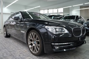 BMW SERIA 7 F02N 2013-2015 PO FACELIFTINGU CHROMOWANA LISTWA PRZEDNIEGO ZDERZAKA PRAWA 51117295272