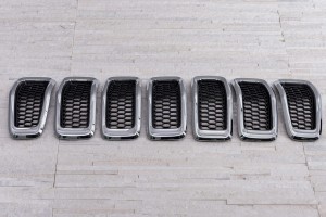 JEEP CHEROKEE V KL 2014-2018 PRZED FACELIFTINGIEM WKŁADKI GRILLA CHROMOWANE 68303626AA