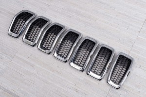 JEEP CHEROKEE V KL 2014-2018 PRZED FACELIFTINGIEM WKŁADKI GRILLA CHROMOWANE 68303626AA