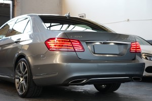 MERCEDES E-CLASS W212 2013-2016 PO FACELIFTINGU CHROMOWANA LISTWA TYLNEGO ZDERZAKA A2128854021