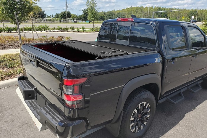 MITSUBISHI L200 V TRITON 2015+ TWARDA SKŁADANA POKRYWA PAKI Z LED
