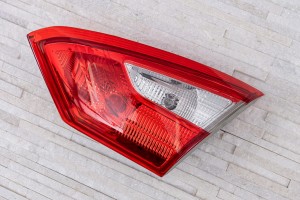FORD FOCUS MK3 III SEDAN 2010-2014 PRZED FACELIFTINGIEM LAMPA KLAPY TYLNEJ PRAWA BM5113A602AD