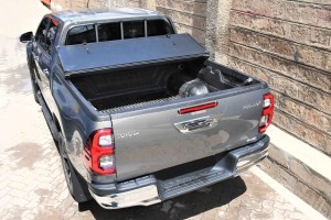 NISSAN NAVARA NP300 2014+ TWARDA SKŁADANA POKRYWA PAKI Z LED