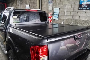 NISSAN NAVARA NP300 2014+ TWARDA SKŁADANA POKRYWA PAKI Z LED