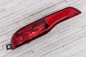 JEEP CHEROKEE V KL 2014-2018 PRZED LIFTINGIEM ODBLASK TYLNA LAMPA PRZECIWMGIELNA LEWA 68102877AD