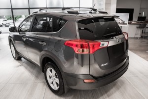 TOYOTA RAV4 IV XA40 2013-2015 PRZED FACELIFTINGIEM STALOWA LISTWA KLAPY WOKÓŁ ZNACZKA
