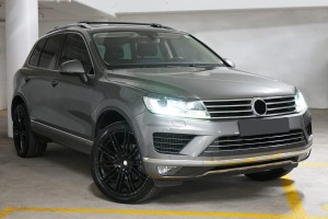VOLKSWAGEN TOUAREG II 7P 2014-2018 PO FACELIFTINGU KRATKA PRZEDNIEGO ZDERZAKA PRAWA 7P6853666B