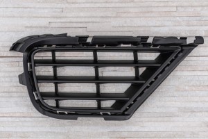 VOLKSWAGEN TOUAREG II 7P 2014-2018 PO FACELIFTINGU KRATKA PRZEDNIEGO ZDERZAKA PRAWA 7P6853666B