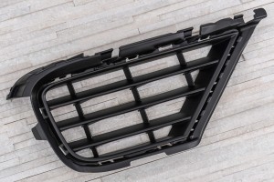 VOLKSWAGEN TOUAREG II 7P 2014-2018 PO FACELIFTINGU KRATKA PRZEDNIEGO ZDERZAKA PRAWA 7P6853666B