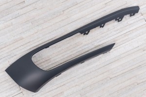 VOLKSWAGEN TOUAREG II 7P 2014-2018 PO FACELIFTINGU RAMKA PRZEDNIEJ LAMPY PRZECIWMGIELNEJ PRAWA 7P6807490H