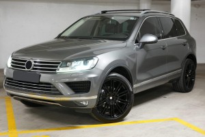 VOLKSWAGEN TOUAREG II 7P 2014-2018 PO FACELIFTINGU ZAŚLEPKA HAKA HOLOWNICZEGO PRZEDNIA LEWA 7P68078199B9