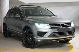 VOLKSWAGEN TOUAREG II 7P 2014-2018 PO FACELIFTINGU ZAŚLEPKA HAKA HOLOWNICZEGO PRZEDNIA LEWA 7P68078199B9