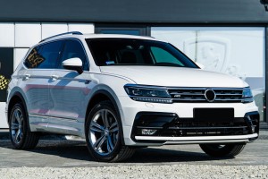 VOLKSWAGEN TIGUAN II R-LINE 2016-2020 PRZED FACELIFTINGIEM ZAŚLEPKA PRZEDNIEGO HAKA HOLOWNICZEGO 5NA807241A / 5NA807155