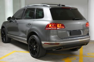 VOLKSWAGEN TOUAREG II 7P 2014-2018 PO FACELIFTINGU CHROMOWANA LISTWA TYLNEGO ZDERZAKA ŚRODKOWA 7P685383