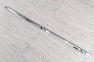 VOLKSWAGEN TOUAREG II 7P 2014-2018 PO FACELIFTINGU CHROMOWANA LISTWA TYLNEGO ZDERZAKA ŚRODKOWA 7P685383