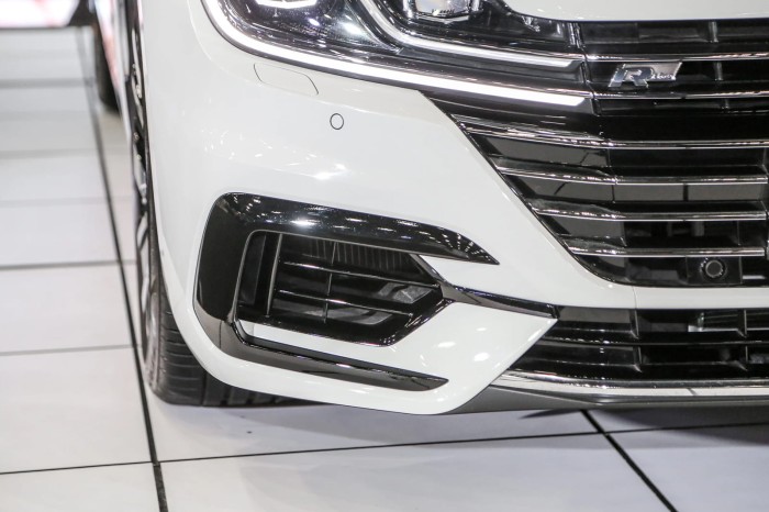 VOLKSWAGEN ARTEON 2017-2020 R-LINE PRZED FACELIFTINGIEM KRATKA PRZEDNIEGO ZDERZAKA PRAWA 3G8853666B