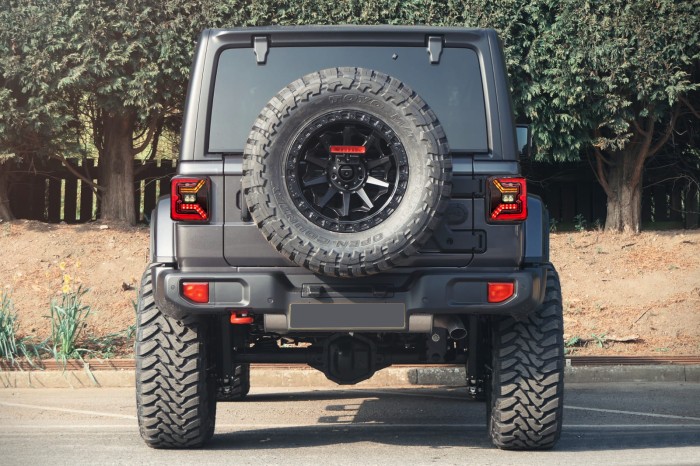 JEEP WRANGLER JL 2018+ LAMPY TYLNE LED CZARNE DYMIONE WERSJA EUROPEJSKA