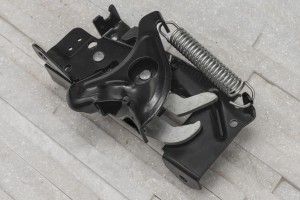 BMW M4 F83 2014+ PRAWY DOLNY ZAMEK POKRYWY SILNIKA 51237242549