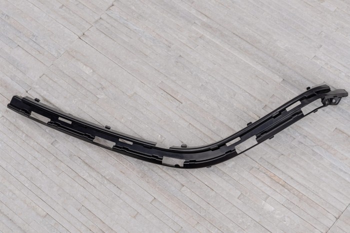 MAZDA 3 III BN 2016-2018 PO FACELIFTINGU WSPORNIK CHROMU GRILLA ATRAPY CHŁODNICY LEWY BAPJ50B41