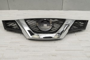 NISSAN X-TRAIL III T32 2014-2017 PRZED FACELIFTINGIEM GRILL PRZEDNI CHROMOWANY Z OTWOREM NA KAMERĘ 623104CE0A
