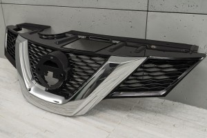 NISSAN X-TRAIL III T32 2014-2017 PRZED FACELIFTINGIEM GRILL PRZEDNI CHROMOWANY Z OTWOREM NA KAMERĘ 623104CE0A