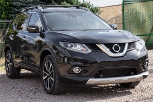NISSAN ROGUE 2014-2017 GRILL PRZEDNI CHROMOWANY Z OTWOREM NA KAMERĘ 623104CE0A
