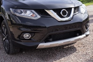NISSAN ROGUE 2014-2017 GRILL PRZEDNI CHROMOWANY Z OTWOREM NA KAMERĘ 623104CE0A