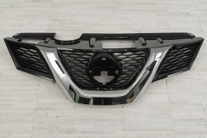 NISSAN ROGUE 2014-2017 GRILL PRZEDNI CHROMOWANY Z OTWOREM NA KAMERĘ 623104CE0A