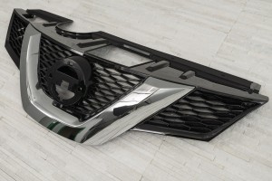 NISSAN ROGUE 2014-2017 GRILL PRZEDNI CHROMOWANY Z OTWOREM NA KAMERĘ 623104CE0A