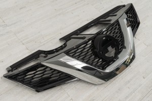 NISSAN ROGUE 2014-2017 GRILL PRZEDNI CHROMOWANY Z OTWOREM NA KAMERĘ 623104CE0A