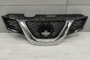 NISSAN ROGUE 2014-2017 GRILL PRZEDNI CHROMOWANY Z OTWOREM NA KAMERĘ 623104CE0A